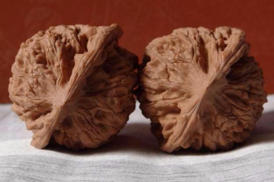 文玩核桃一个深一个浅怎么办