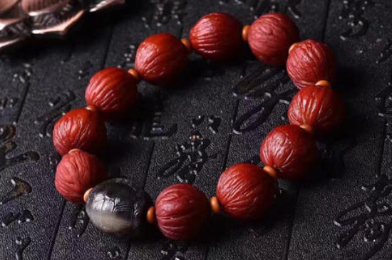 文玩核桃下面肚脐能抠掉吗