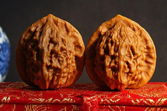 文玩核桃下面肚脐能抠掉吗