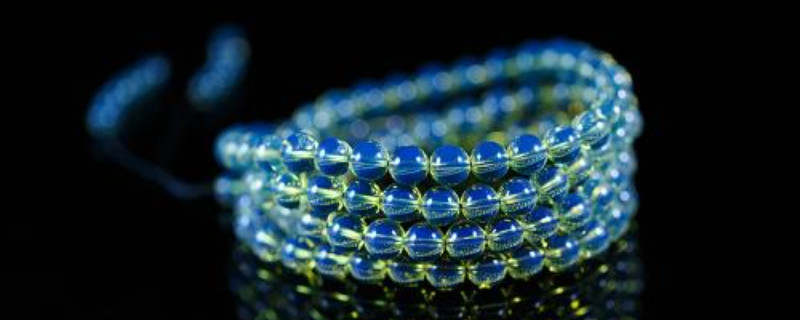 女人佩戴蓝珀好还是血珀好