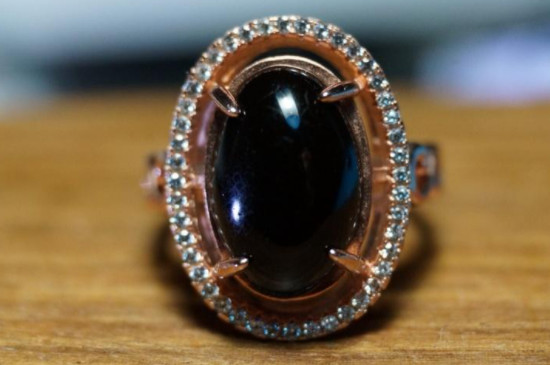 女人佩戴蓝珀好还是血珀好