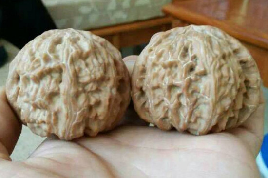 文玩核桃可以用水刷吗