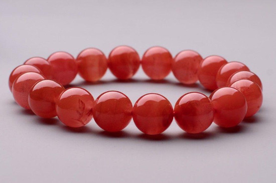 女士带南红手串戴哪个手