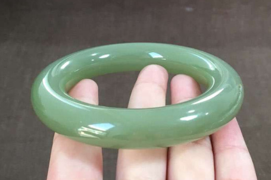 玉镯子可以戴着洗澡吗