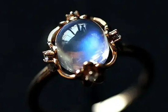 女生佩戴月光石的禁忌