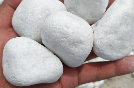 白色鹅卵石是玉吗