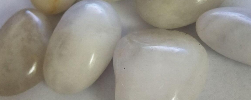 白色鹅卵石是玉吗