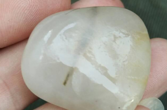 白色鹅卵石是玉吗