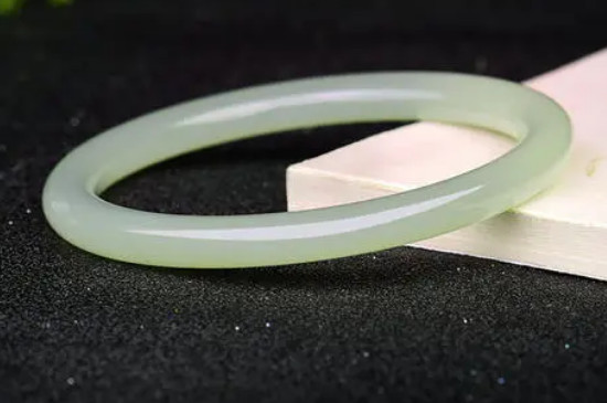 一手金镯一手玉镯怪吗