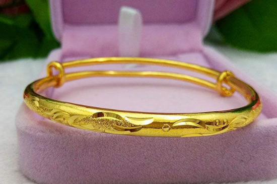 一手金镯一手玉镯怪吗