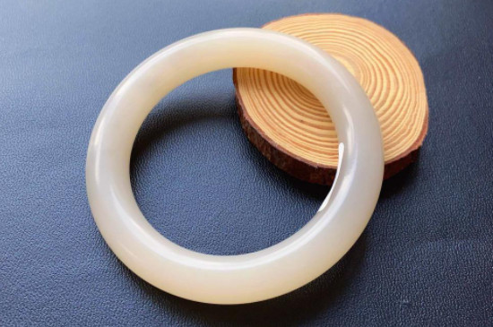 30岁适合戴什么颜色的玉镯，藕粉玉镯/糖玉镯/粉青玉镯