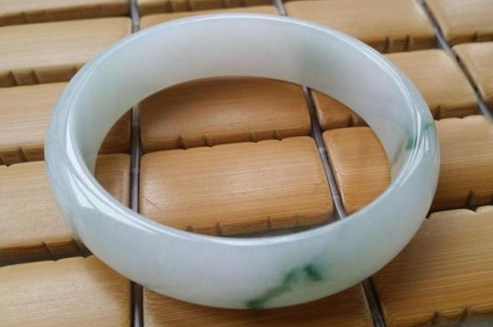 玉镯子小了戴不进去怎么办