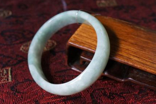 玉镯子小了戴不进去怎么办