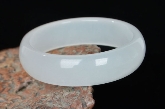 石英石手镯和玉镯的区别