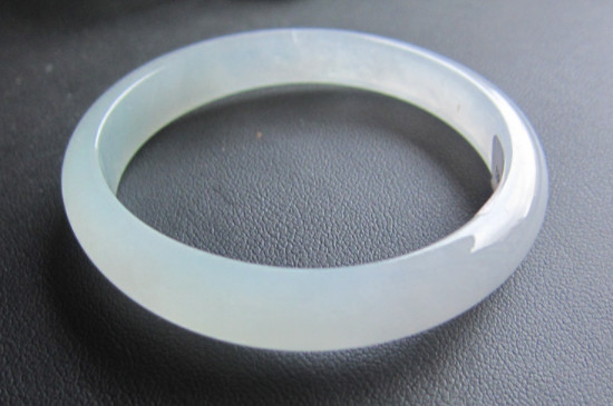 如何鉴定玉镯子的真假