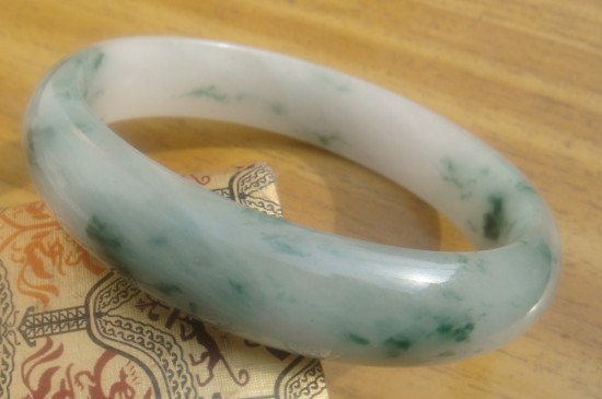 如何鉴定玉镯子的真假
