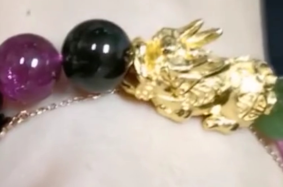 女士带黄金貔貅的寓意 一个貔貅两个金珠的寓意