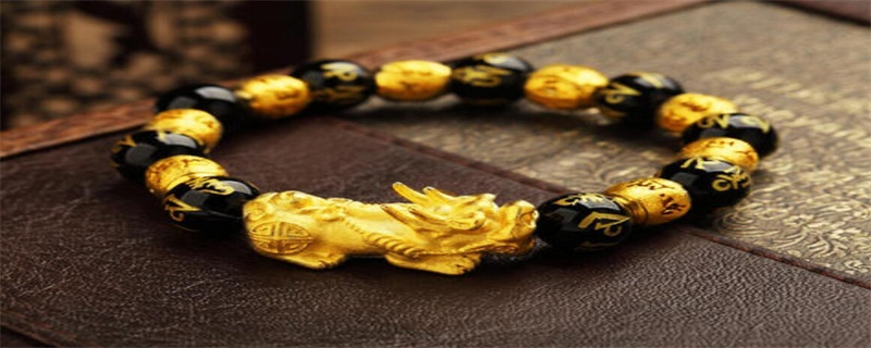 女士带黄金貔貅的寓意