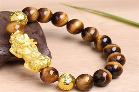 女士带黄金貔貅的寓意