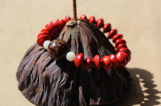 红心菩提怎么越戴越黑呢?