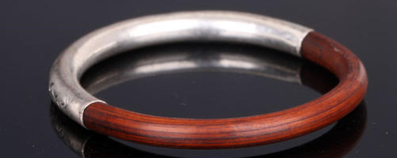 鸡血藤能跟银手镯一起戴吗