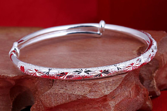 鸡血藤能跟银手镯一起戴吗