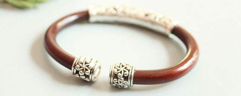 鸡血藤手镯睡觉摘不摘