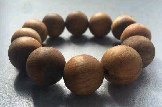 琥珀木手串正确的玩法