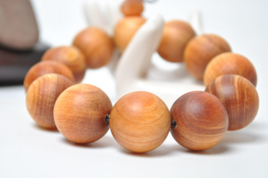 琥珀木手串正确的玩法