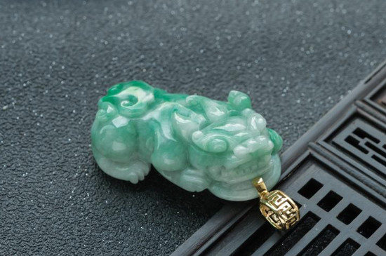 貔貅两边为什么有两颗金珠子，主要是为了转运