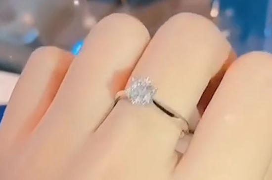 女人带彩金有什么好处